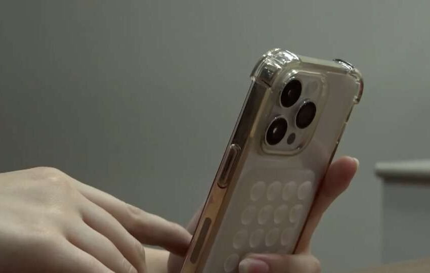  Idosos ganham oportunidade de aprender a usar celulares em curso gratuito