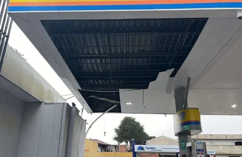  Ventos fortes causam danos em posto de gasolina durante frente fria no estado