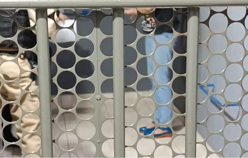  Flagrada com drogas, suspeita tenta escapar da polícia, mas é presa
