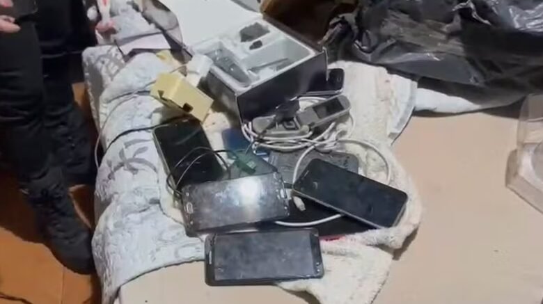  Operação mira funcionário de presídio acusado de facilitar entrada de celulares por propina