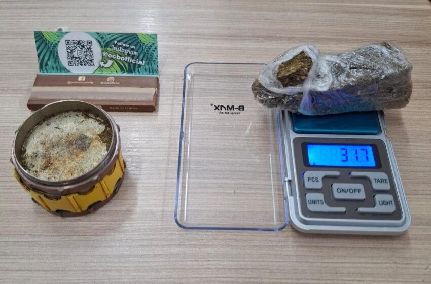  Polícia encontra droga em veículo parado em ponto escuro