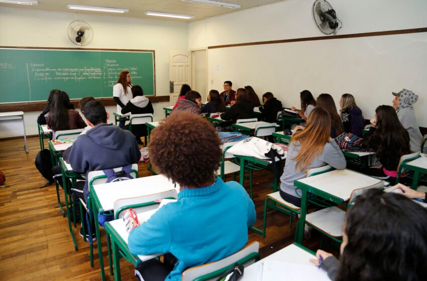  Governo propõe aumento salarial de até 11,31% para professores