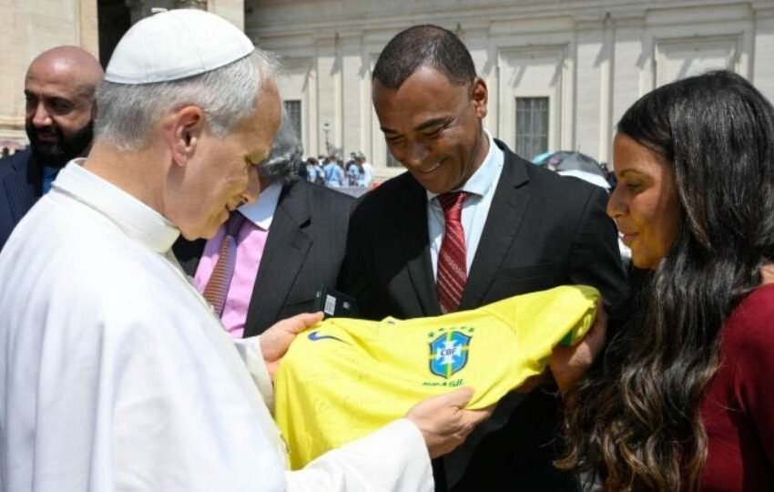  Do gramado ao Vaticano: Cafu presenteia Papa com camisa do Brasil durante Jubileu dos Esportistas