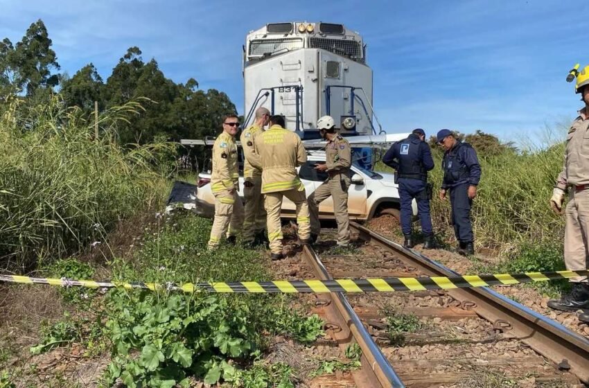  Carro é arrastado por trem no PR: pai morre e filha de 19 anos está em estado grave