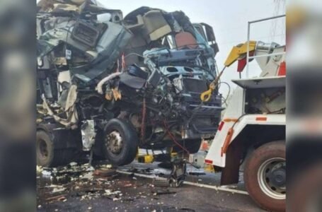 Grave acidente entre caminhão e carreta deixa jovem morto