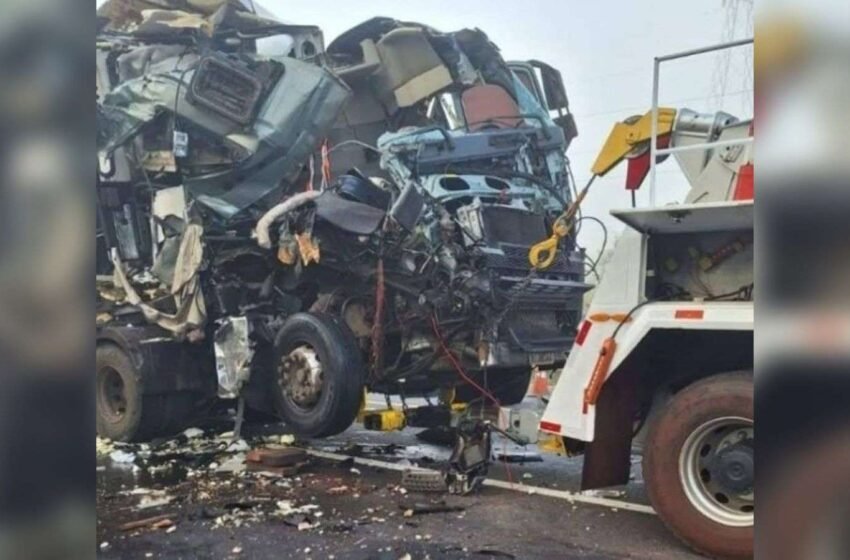  Grave acidente entre caminhão e carreta deixa jovem morto