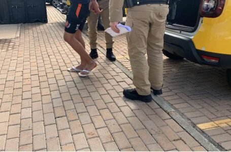 Homem de 21 anos é baleado após tentar desarmar policial durante ocorrência