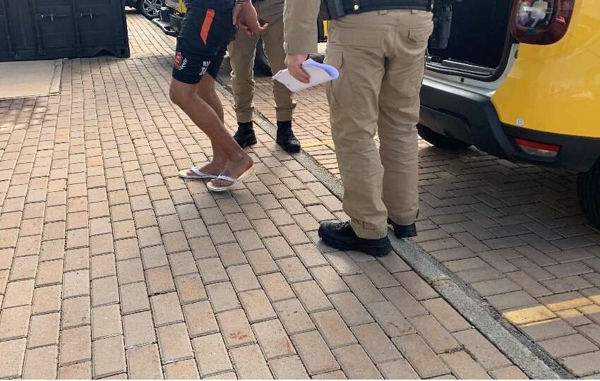  Homem de 21 anos é baleado após tentar desarmar policial durante ocorrência