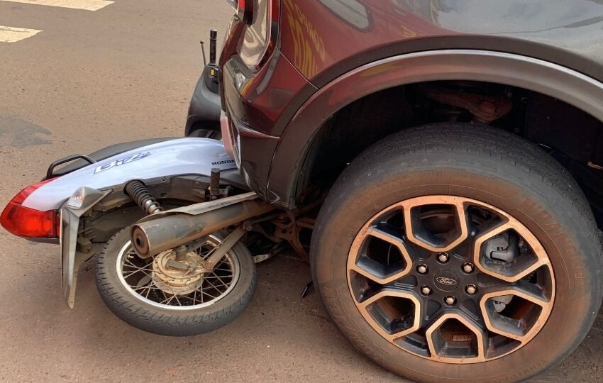 Mulher fica ferida em colisão entre moto e caminhonete