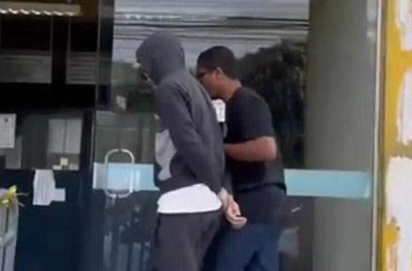  Adolescente tentou despistar polícia dizendo que irmão morreu ao engasgar com vidro antes de confessar o crime