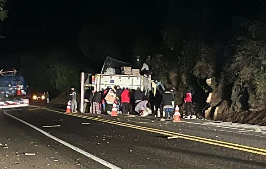  Caminhão tomba na BR-277, carga é saqueada e PRF sofre ataque