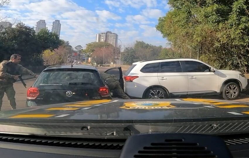  Perseguição termina com apreensão de veículo carregado de drogas