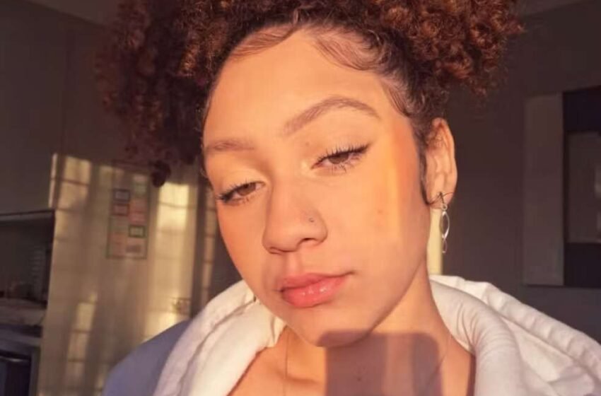  Jovem é morta brutalmente a facadas enquanto estava em casa