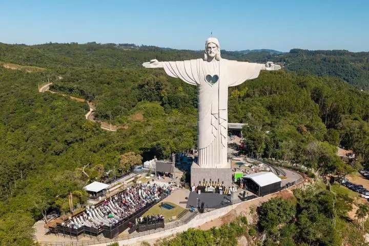  Arca de Noé e estátua monumental de Cristo viram atração em cidade gaúcha