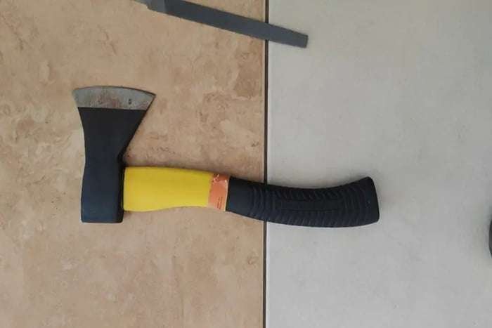  Com “desejo de matar”, mulher agride morador de rua com golpes de machadinha