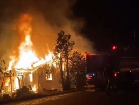  Incêndio destrói casa enquanto moradores estavam ausentes