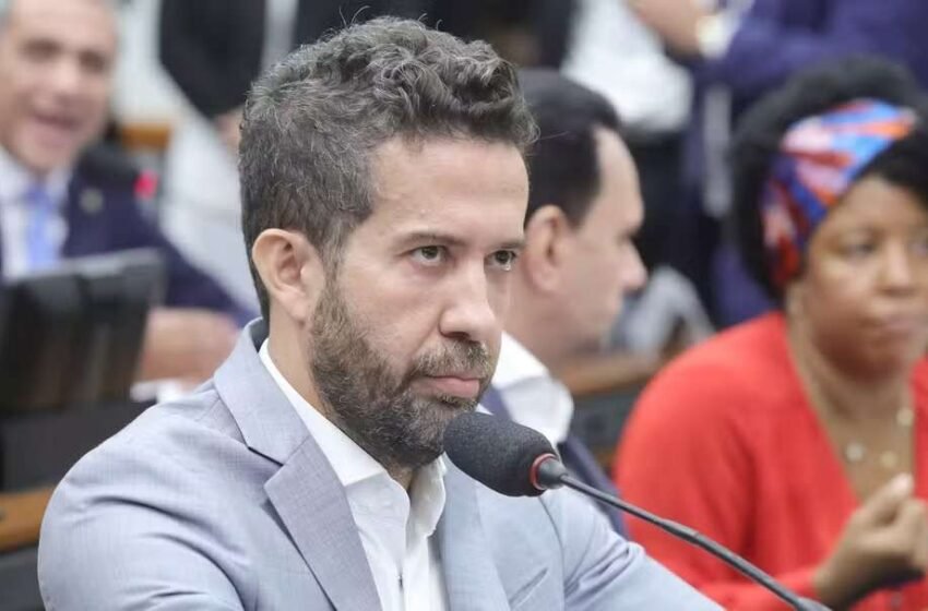  Deputado é punido após ataques verbais contra colega parlamentar