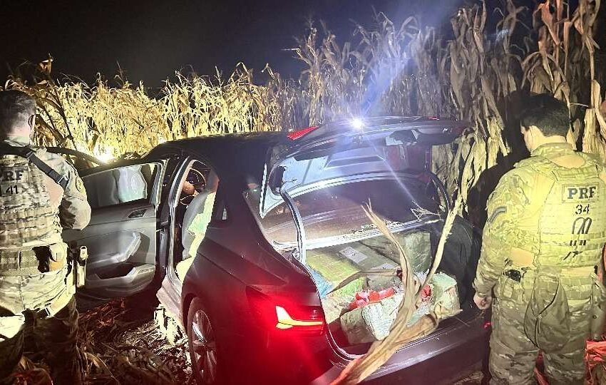 Carro é abandonado após perseguição e PRF encontra mais de 400 kg de maconha