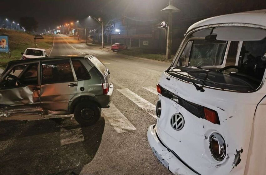  Motorista abandona kombi após acidente e desaparece do local