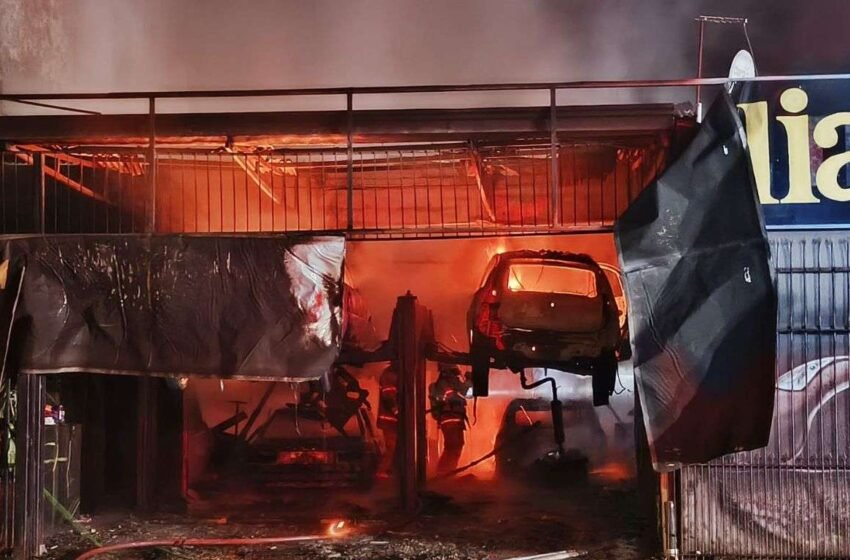  Incêndio destrói oficina mecânica e suspeita recai sobre carregadores de bateria