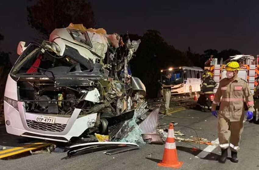  Colisão entre ônibus e carreta deixa cinco mortos na BR-153