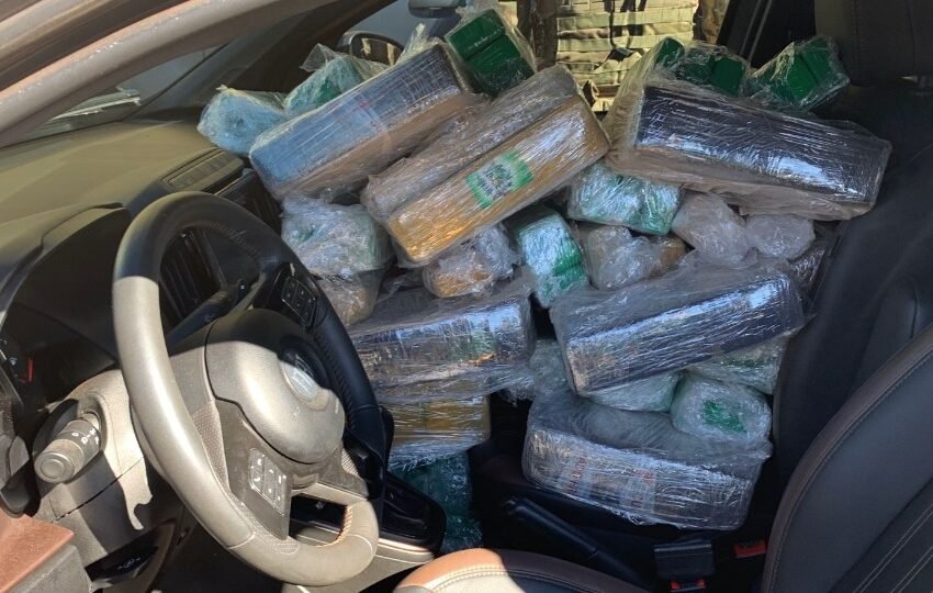 Droga é apreendida em depósito de móveis; quase 2 toneladas estavam escondidas