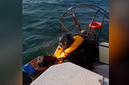 Queda de paramotor no mar mobiliza resgate de piloto