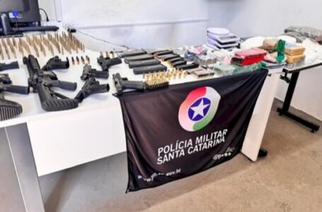Arsenal e grande quantidade de drogas são encontrados em operação