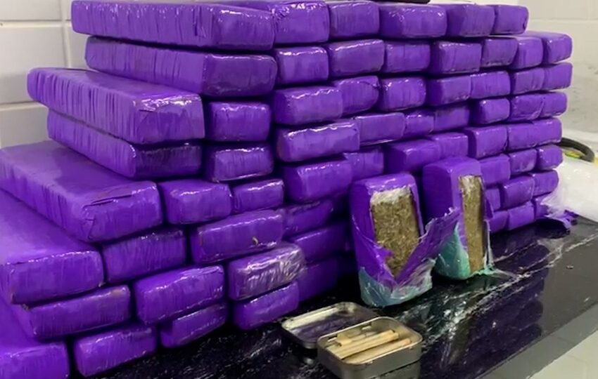  Mulher é flagrada com 50 kg de maconha dentro de mala em rodovia