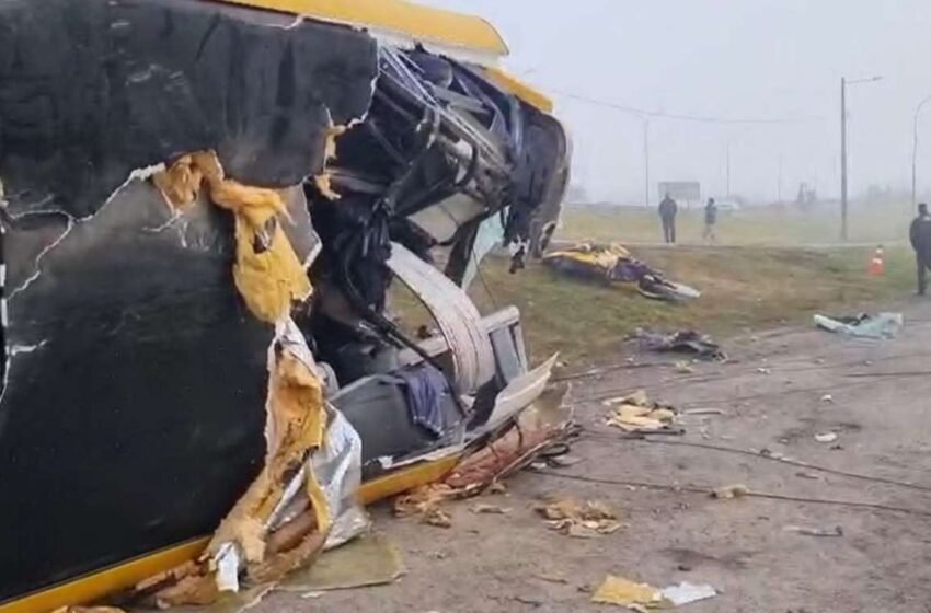  Passageiro morre e oito ficam feridos após ônibus sair da pista e tombar