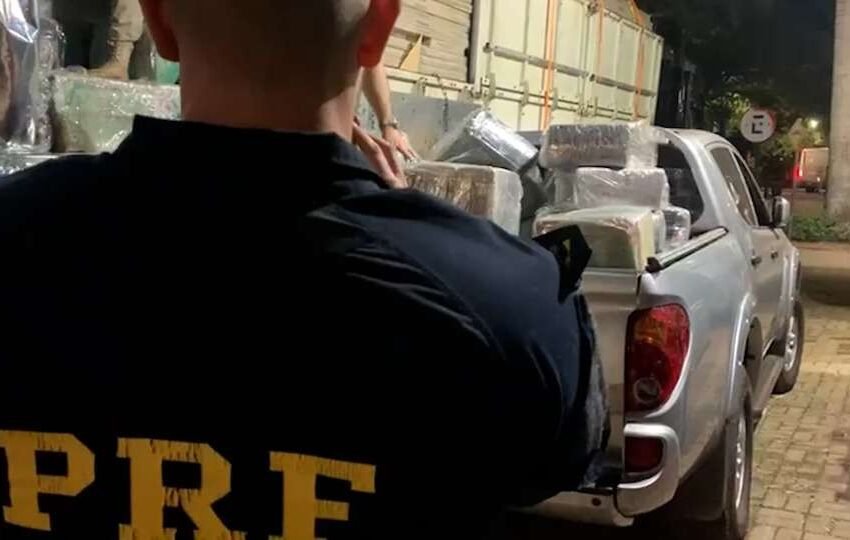  Polícia intercepta carreta com toneladas de droga camufladas entre móveis
