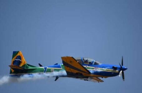 Acidente entre aviões da Esquadrilha da Fumaça termina com queda em zona rural