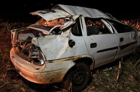 Perseguição termina com carro capotado e condutor ferido em lavoura