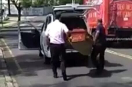 Caixão cai de carro funerário no meio da rua no Paraná