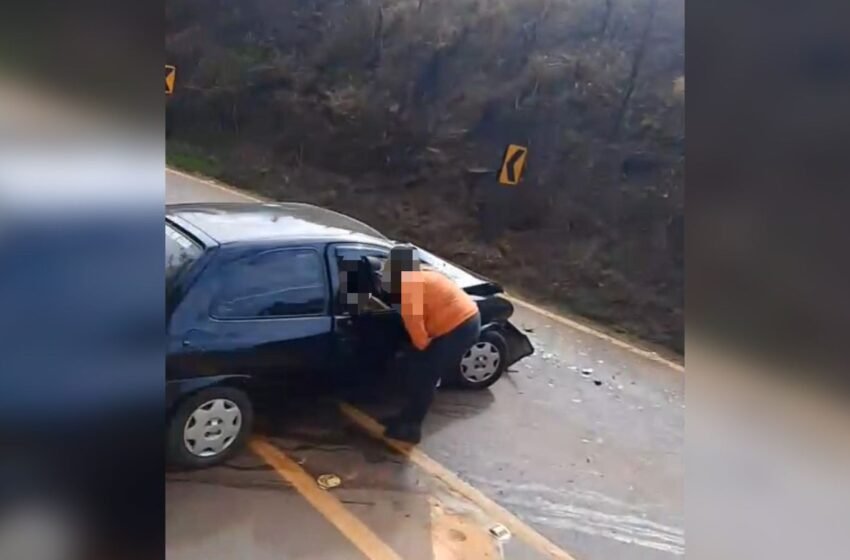  Colisão frontal entre dois carros deixa quatro feridos em trevo de Dois Vizinhos
