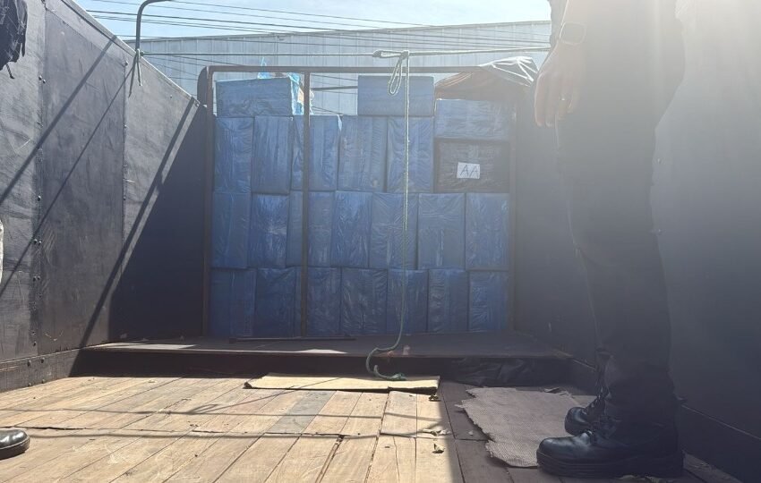  Apreensão de carga ilegal com eletrônicos e vapes em caminhão chama atenção das autoridades