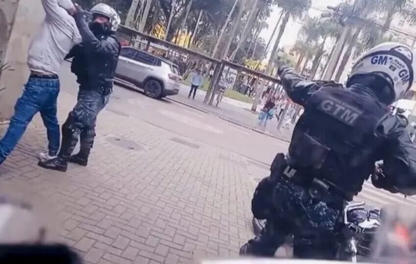  Dupla é detida após furtar celular em área central