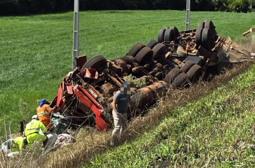 Família fica ferida após colisão entre carreta e Fiat Strada na rodovia entre Pato Branco e Vitorino
