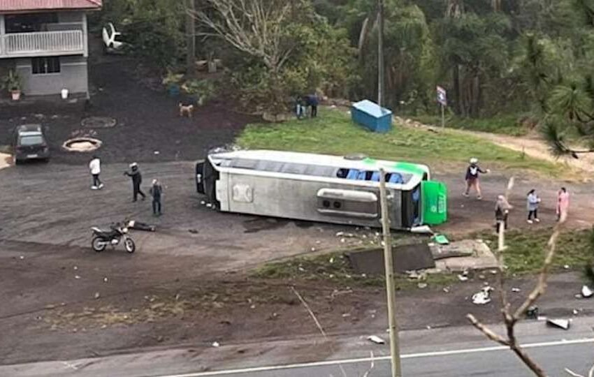  Ônibus da saúde tomba após colisão na BR-116 em Campina Grande do Sul; PRF confirma uma morte