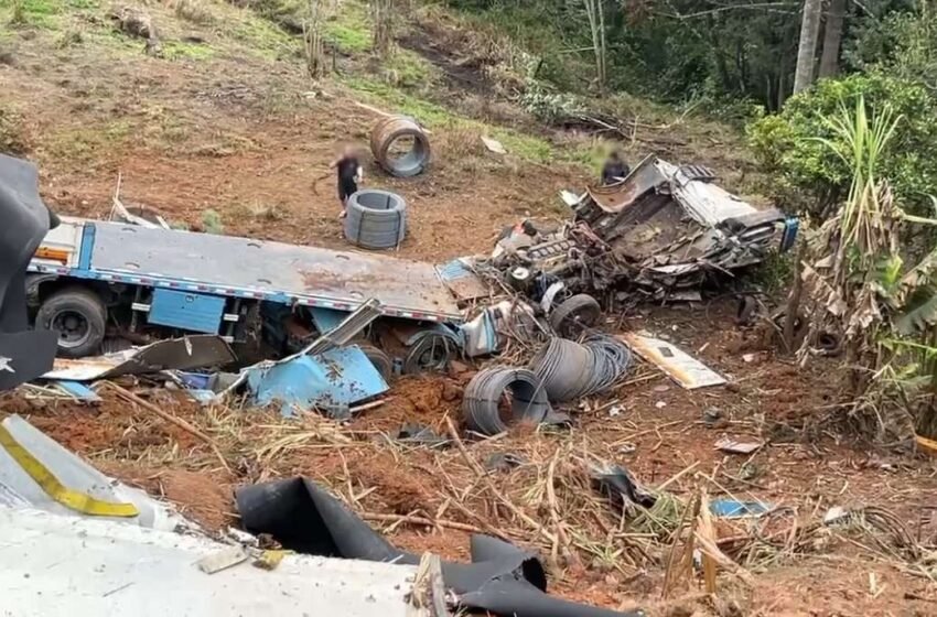  Idoso morre após ser socorrido de helicóptero em colisão envolvendo ônibus e carretas no Paraná