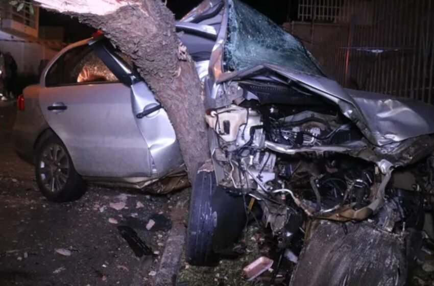  Mulher morre após carro desgovernado atingir árvores e muro