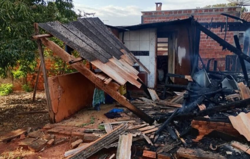  Cadeirante perde a vida em incêndio que consome residência de madeira