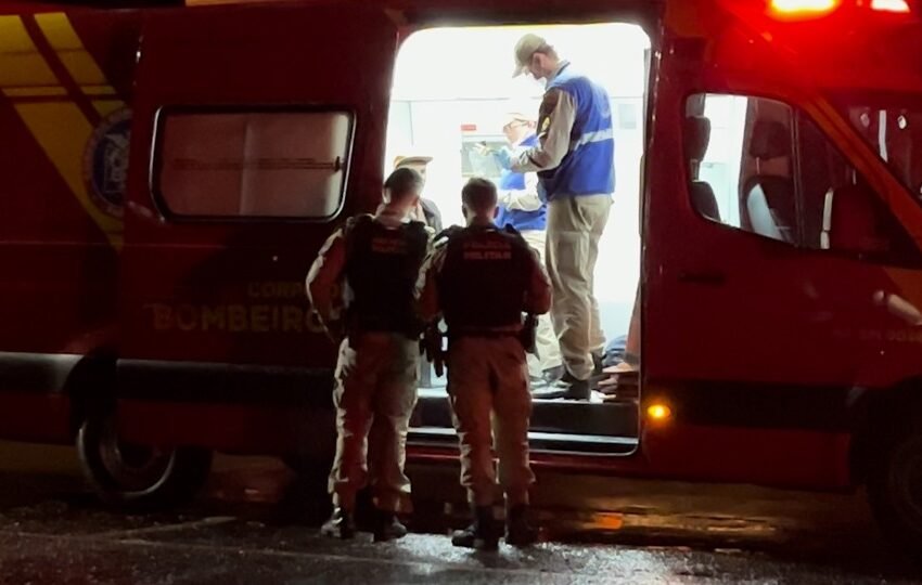  Homem sofre golpe de faca no pescoço durante confusão