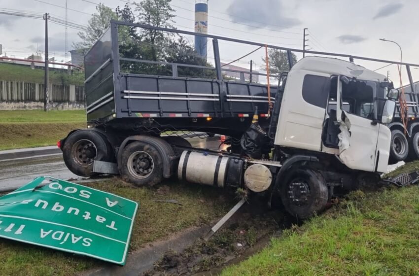  Carreta perde controle em pista com óleo e interdita trecho da BR-116