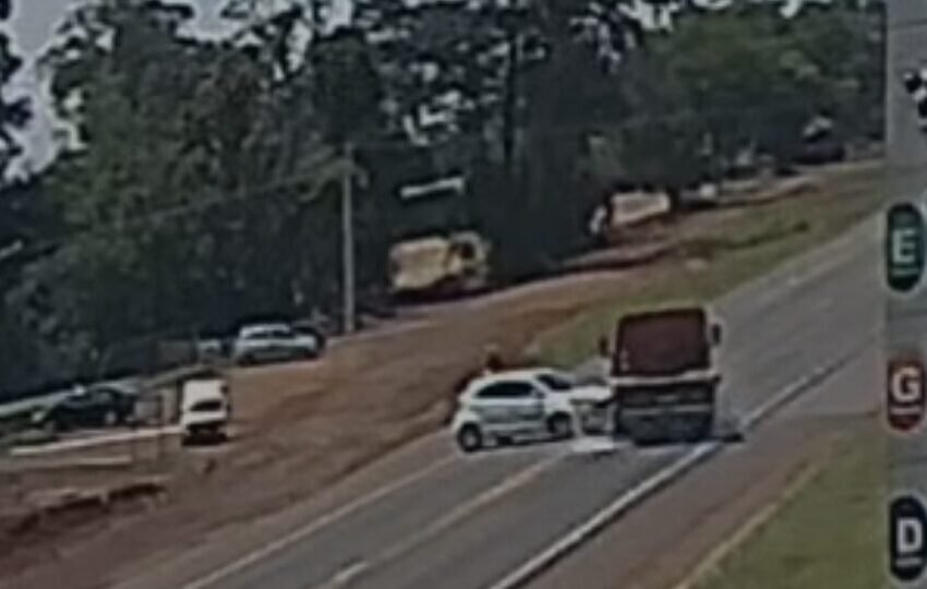  Carro colide com caminhão-guincho na BR-277 em Santa Tereza do Oeste