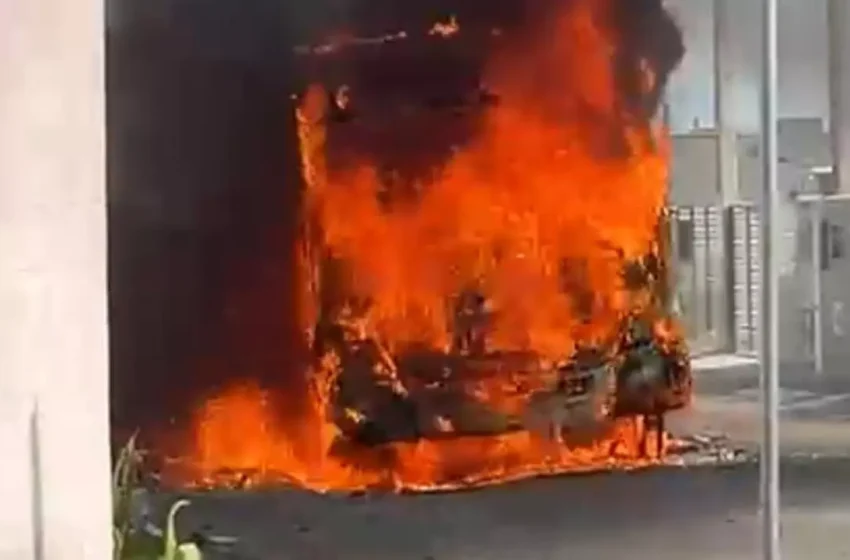  Ônibus em chamas exige ação dos bombeiros