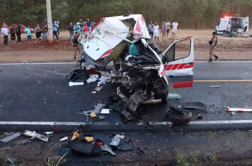  Colisão brutal entre ambulância e caminhão no PR mata duas mulheres e fere gravemente uma criança