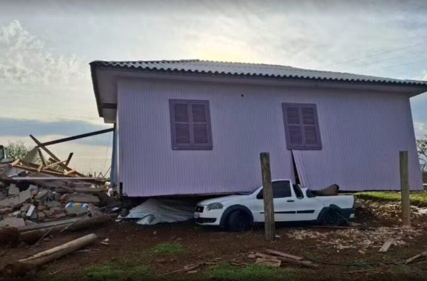  Casa é arrancada pelo vento e vai parar em cima de carro durante temporal em SC