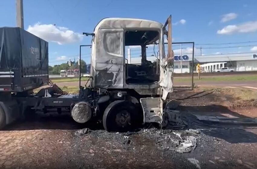  Cabine de caminhão pega fogo na BR-277