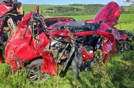 Toyota Yaris capota e cai em ribanceira na BR-163